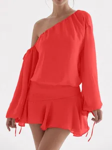 Detalles en primer plano del vestido rojo de un hombro manga larga con volantes de gasa.