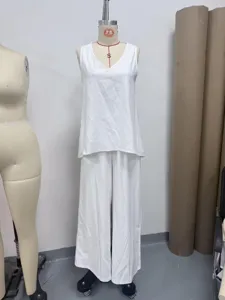 Summer casual white V-neck sleeveless top and wide-leg pants 2-piece set for women.