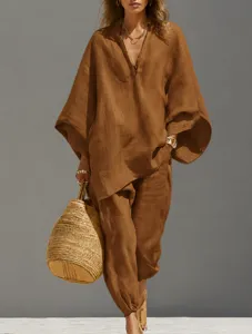 Conjunto marrón casual de dos piezas con top amplio de mangas murciélago y pantalón.