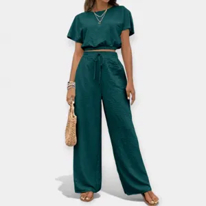 Conjunto de dos piezas de top corto liso con cuello redondo y pantalón recto vista principal