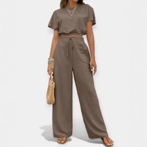 Bonito y elegante conjunto de dos piezas para mujer con camiseta lisa y pantalón recto.