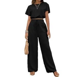 Conjunto elegante de mujer con camiseta lisa de cuello redondo y pantalon ancho de tiro alto.