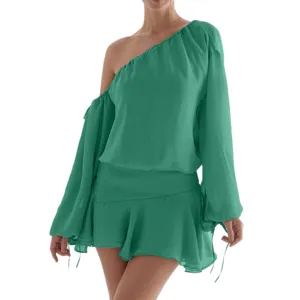 Vestido corto verde de un hombro manga larga en gasa con dobladillo de volantes elegante.
