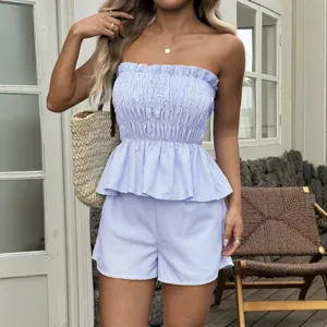 Ensemble deux pièces haut court bandeau et short rayé bleu et blanc élégant pour femme.