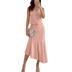 Ensemble deux pièces élégant pour femme avec gilet sans manches et jupe sirène rose.