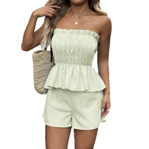 Ensemble deux pièces haut tube et short rayés pour femmes d'été, tenue de vacances chic.