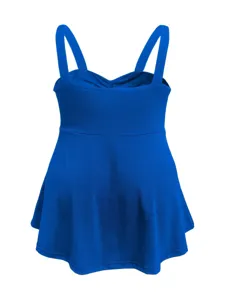 Detailansicht des blauen Tops, mit breiten Trägern und ausgestelltem Saum gestaltet.