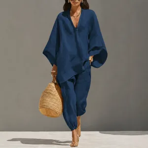 Conjunto casual de dos piezas para mujer con top amplio de manga murciélago y pantalón.