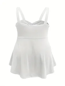 Detailansicht eines einfarbigen weißen Damen Top mit breiten Trägern und Saum.