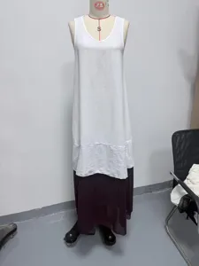 Vista detallada de un vestido largo casual sin mangas con cuello en V liso para mujer.