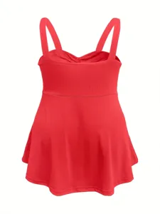 Rotes Camisole Detail mit dicken Trägern, herzförmigem Ausschnitt und ausgestelltem Saum.