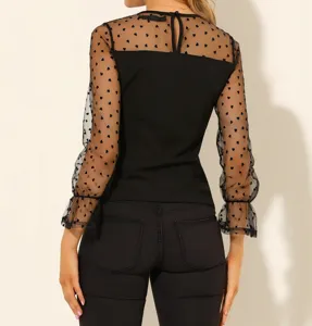 Mujer top negro slim manga larga cuello redondo de malla con estampado de corazones