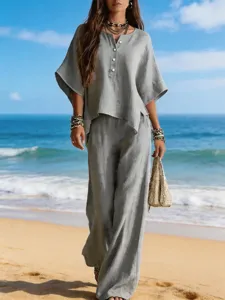 Conjunto casual gris de mujer con camiseta de cuello redondo irregular y pantalón.