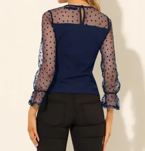 Vista detallada top de manga larga azul marino para mujer con tul de corazones.