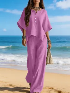 Detalle de conjunto de dos piezas de playa casual con top irregular y pantalones.
