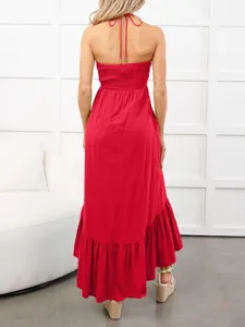 Detalle de espalda del elegante vestido largo rojo con cuello halter y dobladillo con volantes.