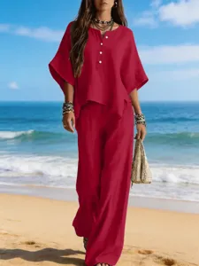 Vista de detalle exterior playa conjunto dos piezas rojo ropa casual de mujer.