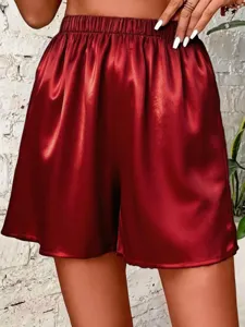 Shorts casual de mujer de saten cintura elastica vista de detalle con tela suave y comoda.