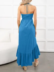 Vestido largo de verano azul sin mangas halter, con corpiño smock y dobladillo con volantes.