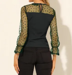 Vista detallada de la elegante blusa de mujer de malla con mangas largas y estampado de corazones.