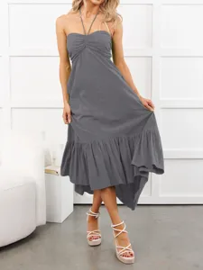 Vestido maxi gris sin mangas con halter, cordón, busto fruncido y dobladillo con volantes.