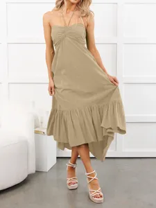 Detalle del vestido midi caqui sin mangas con cuello halter, volantes y cuerpo fruncido.