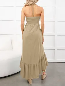 Vestido largo veraniego sin mangas halter con cuerpo fruncido y detalles de volantes.