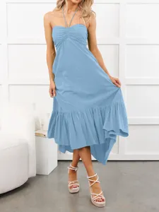 Vestido largo azul sin mangas con volantes y cuello halter, vista detallada elegante.