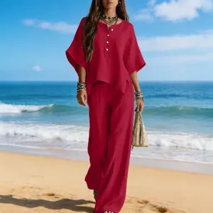 Conjunto casual rojo de dos piezas con top de dobladillo irregular y pantalón ancho ideal.