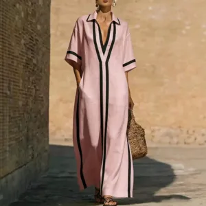 Abito lungo casual rosa con risvolto e finiture nere a contrasto per le donne estive.