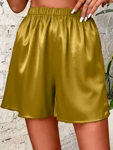 Vista detallada de pantalones cortos casuales de mujer de satén con cintura elástica.
