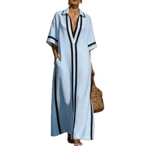 Abito lungo casual da vacanza azzurro chiaro con elegante bordo nero, perfetto per l'estate.