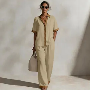 Set estivo casual da donna con camicia a maniche corte e pantaloni lunghi dal design bicolore.