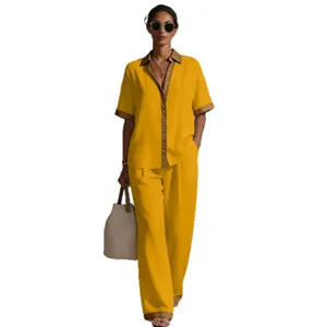 Completo estivo da donna casual con camicia manica corta a blocchi di colore e pantaloni