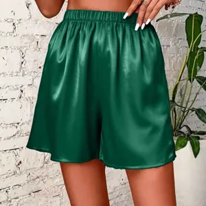 Pantalones cortos casuales de mujer en satén verde oscuro con cintura elástica verano