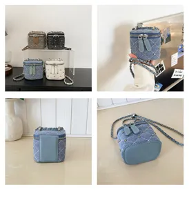 Modieuze denim gewatteerde mini box tas met ketting en studs voor dagelijkse damestas.