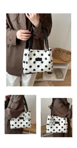 Borsa a tracolla a pois con manici intrecciati e ciondolo a stella per look casual.