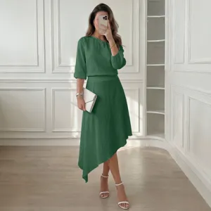 Conjunto verde de dos piezas con top de manga tres cuartos y falda asimétrica.