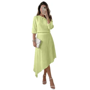 Hermoso conjunto casual elegante con top de hombros descubiertos y falda midi asimétrica.