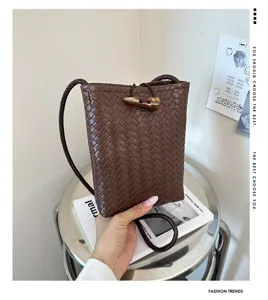 Petit sac bandoulière de téléphone en cuir tressé marron pour femmes avec fermeture.