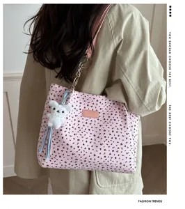 Rosa blumiger Shopper fur Damen stilvolle Umhaengetasche mit sussem Pluschbar Anhanger.
