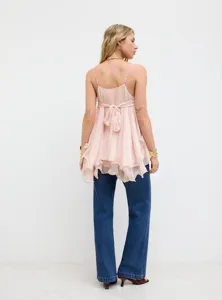 Gedetailleerd uitzicht op de elegante gelaagde mesh top met prachtig volantsdesign.