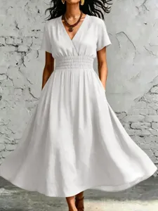 Abito midi estivo da donna in tinta unita bianco con collo a V maniche corte e vita alta elastica.
