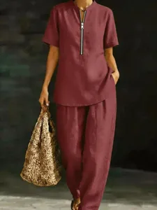 Conjunto de dos piezas casual para mujer con top de manga corta y pantalones burdeos.