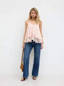 Gedetailleerde foto van de roze gelaagde top met prachtige ruffles en elegante mesh.