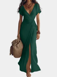 Détail de la robe longue élégante en mousseline vert foncé avec col en V et fente.