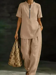 Conjunto casual de dos piezas para mujer liso con top de manga corta con cremallera.