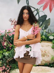 Gedetailleerd overzicht van de roze gelaagde mesh ruffle camisole top, elegant design.