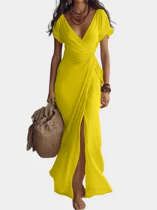 Détail robe mousseline jaune, col V profond, taille portefeuille et fente avant chic.