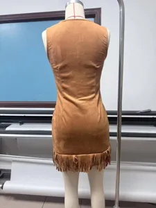 Damen Western Stil braune Wildleder Optik Fransen ärmellos schmale Kleid Detailansicht.